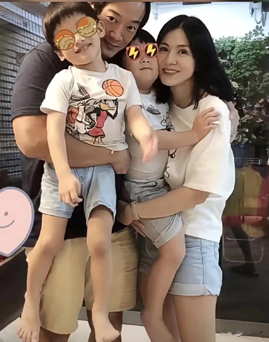 玉女天花板、可惜花期太短玉女掌门人杨采妮与新加坡律师邱韶智经朋友介绍相识，