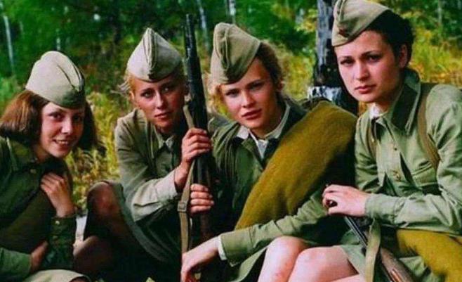 1945年，一个苏联女兵看到一个日本战俘英俊潇洒，她悄悄对男人说：“如果你答应和