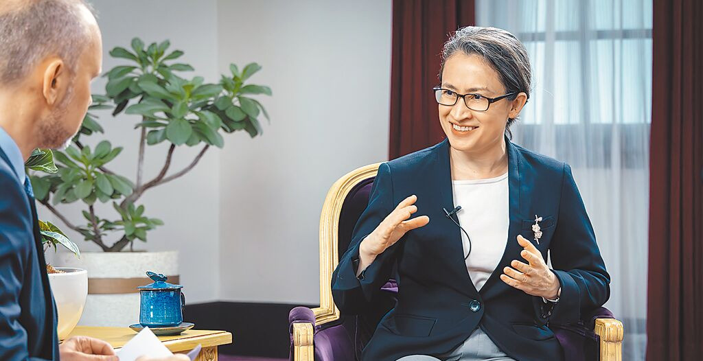 萧美琴遇险，捷克竟赖中国搞鬼？太离谱了！萧美琴在捷克差点