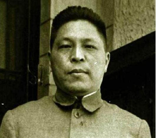 1927年，蒋鼎文整日寻花问柳，没想到患上了性病，而杨槐堂刚好擅长治疗花柳病，为