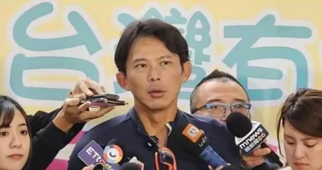 太尴尬了，黄国昌一趟日本之行，倒逼得民众党发言人李友宜，和创党党员朱蕙蓉在11月