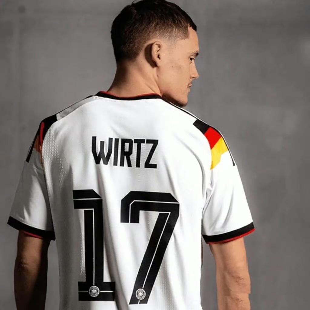 维尔茨在德国队是17号，他是主力并不是核心，号码就是最好的证明。德国7号是巴
