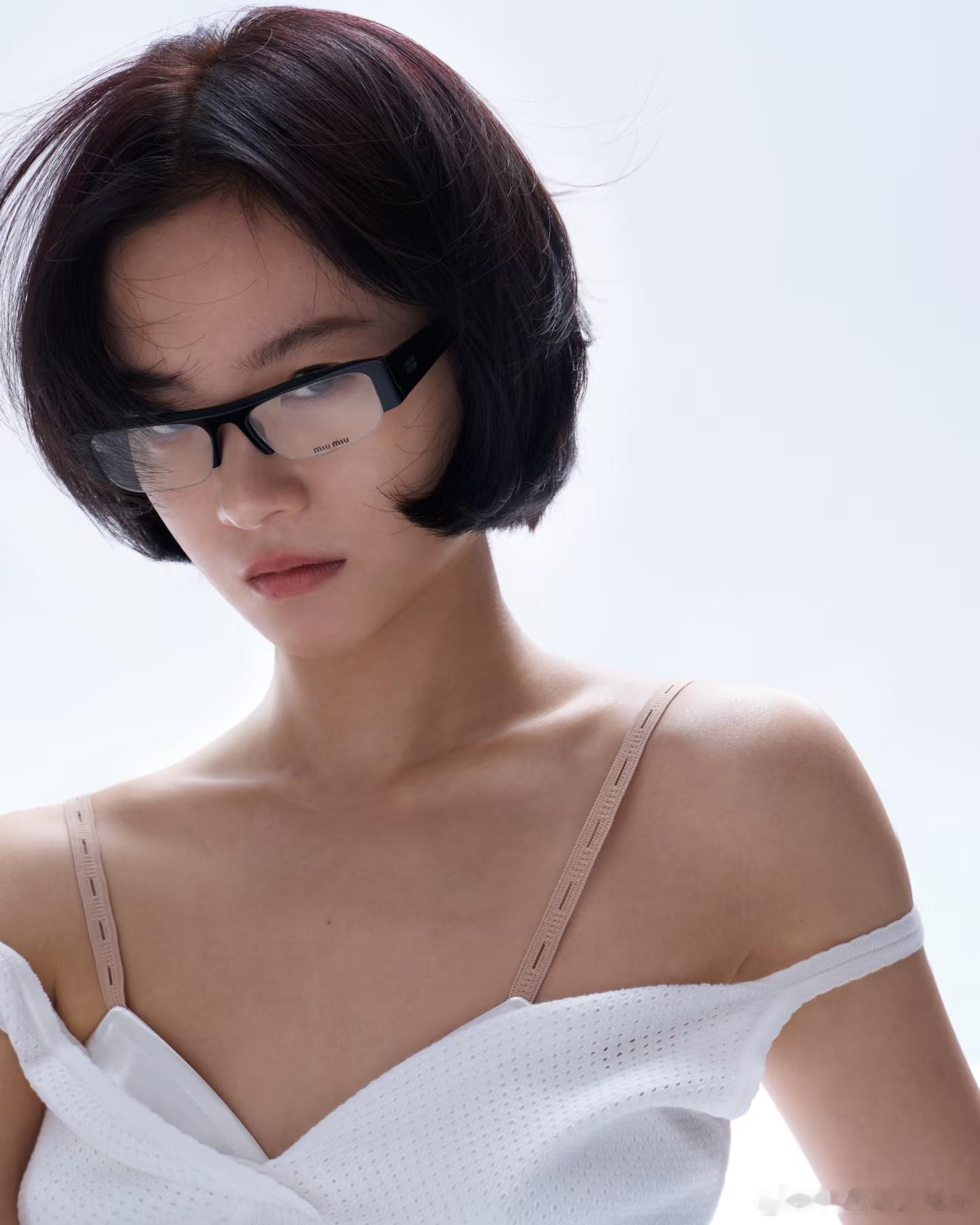 李庚希都市栗人和她的栗子头李庚希最新大片来了，坚毅的眼神透出李庚希果敢的一面
