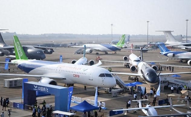 美国这一刀捅的可真够狠！一刀直插C919命脉，中国引以为傲的商飞C919客机，交