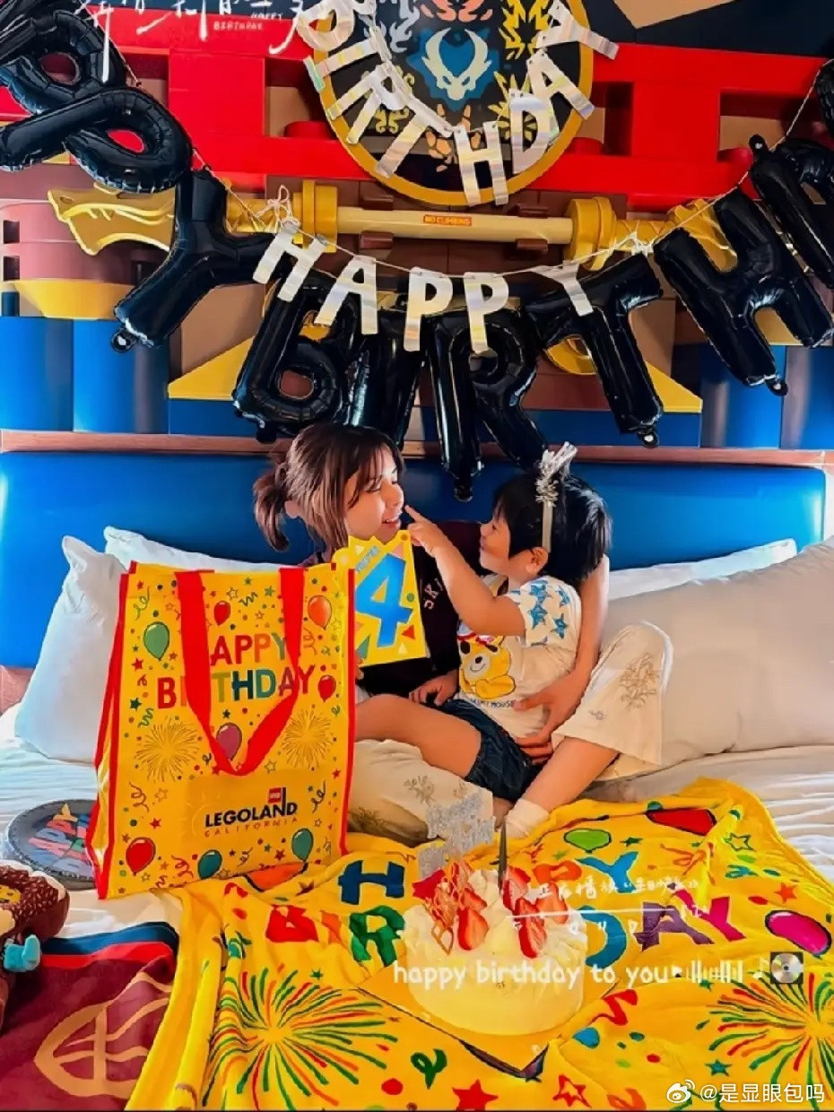 苏醒太太廖语辰，给小儿子过4岁生日！看这个背景，应该是在美国旅行的时候拍的，她真