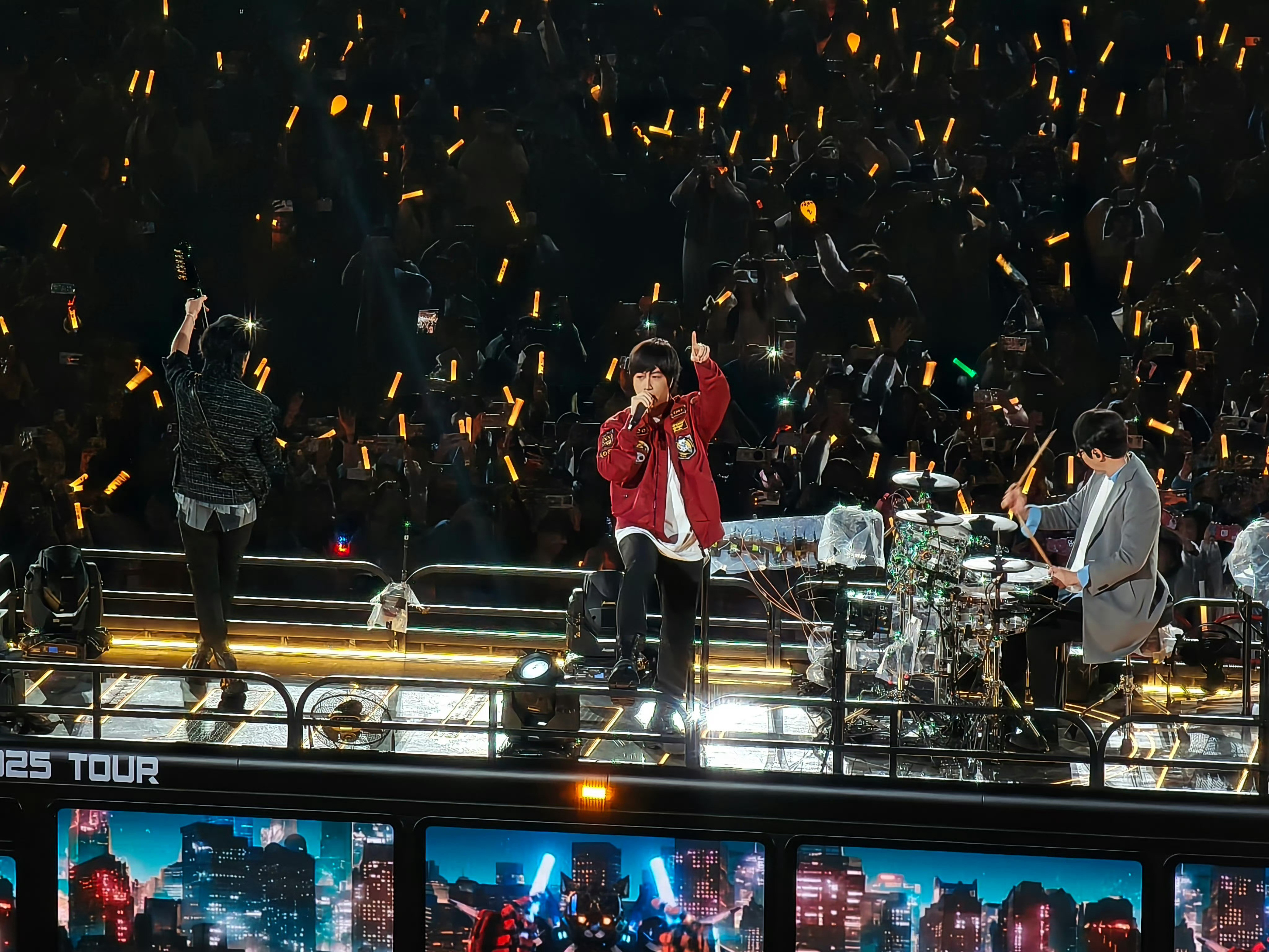 阿信跌倒了还被大家知道50岁这下子糗大了，不过看我前不久拍的照片，阿信怎么看也