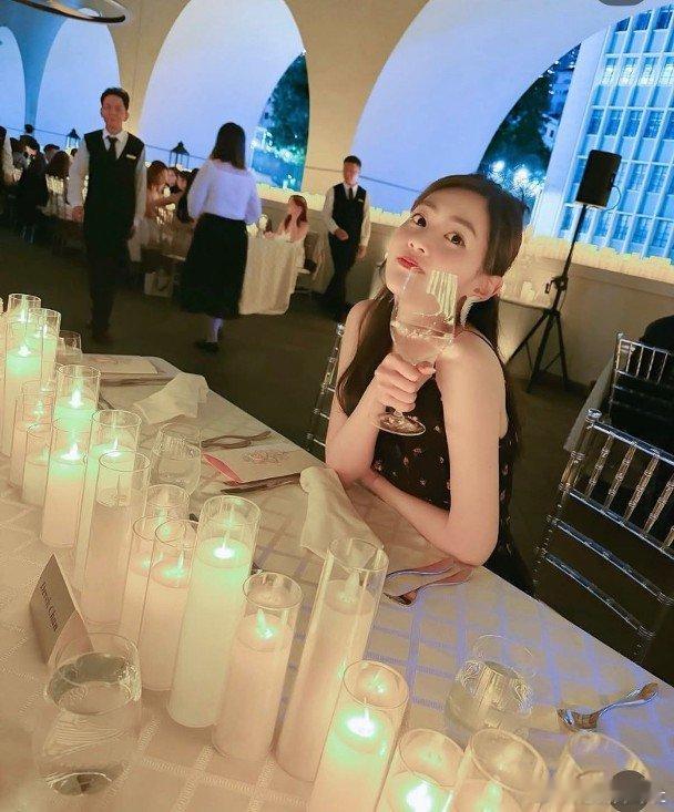 無綫小花郭柏妍（Rosita）早前相約港姐師姐黃嘉雯齊齊行街再到餐廳歎美酒，她昨