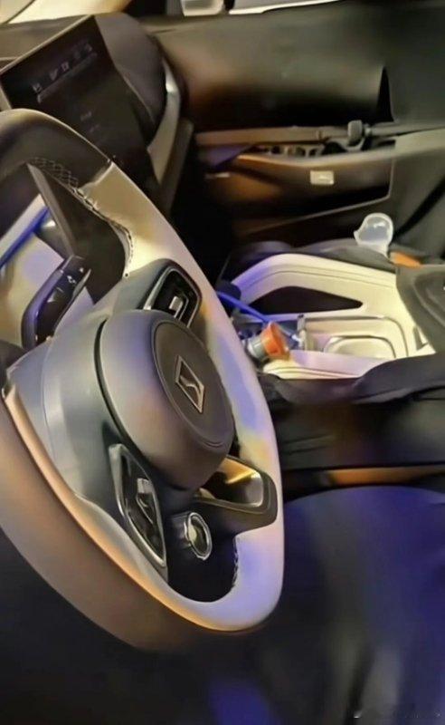 极氪8x的某个试装方向盘方案露出，用了9x方向盘的多功能按键和大致形状，加上类