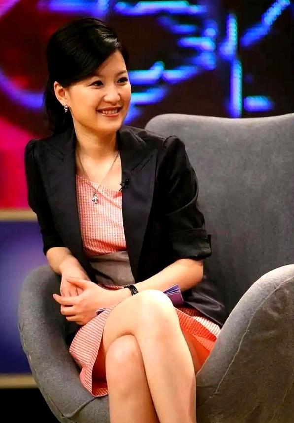 你敢信？当年东方卫视那位霸屏十多年的当家花旦，骨子里竟是个“厂二代”。更让人瞠目