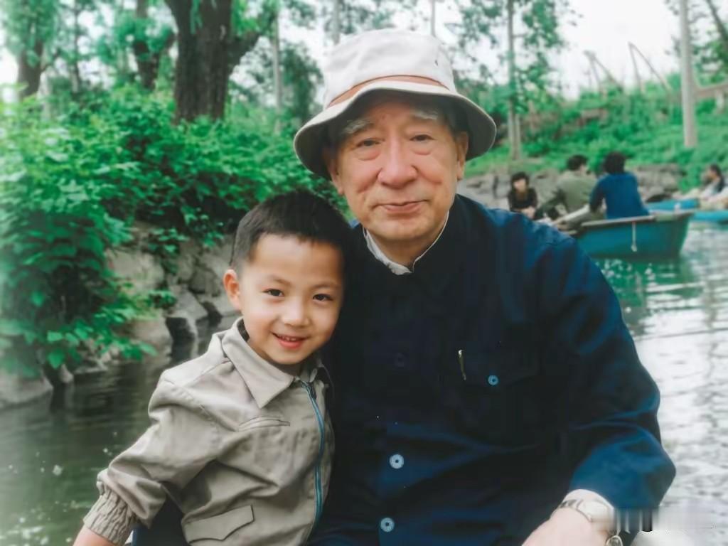 老一辈无产阶级革命家薄一波晚年与孙子在一起，相貌堂堂，一脸慈样，孙子天真可爱