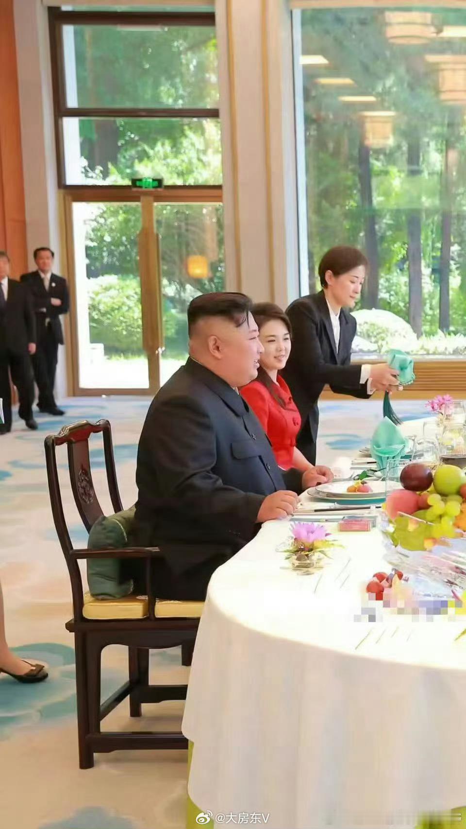金正恩把女儿金主爱带来了别的不说，这个小姑娘瘦了不少，五官很端正。漂亮的。还有