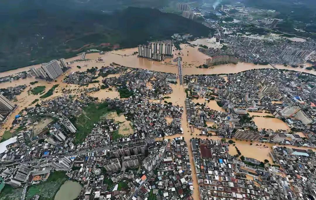 230万耳坠事件开始反噬！广东怀集洪水，汽车、商铺、街道全部被淹