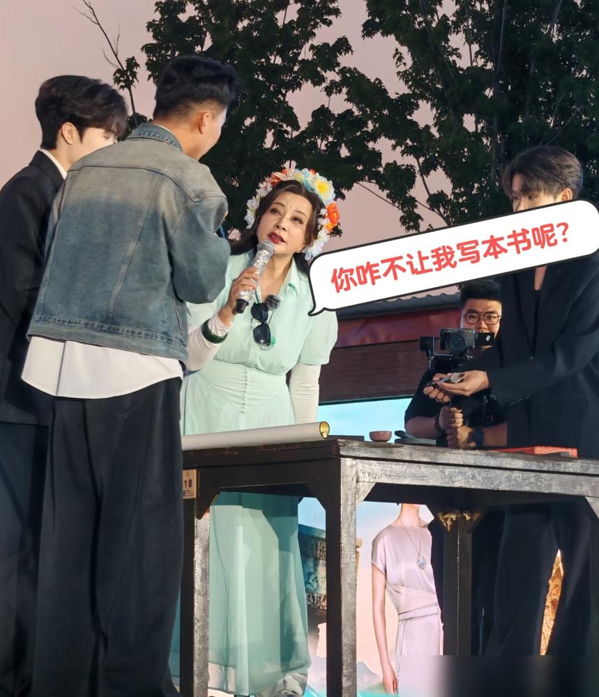 75岁刘晓庆喊着演少女，扭头一看，演她妈的演员居然比她小12岁。镜头怼脸，脖