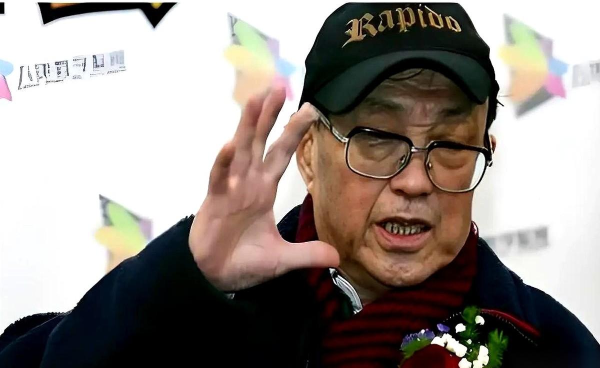 85岁，一个人，在老家酒店里，心脏不跳了。这消息传出来，整个电影圈都静了一下。