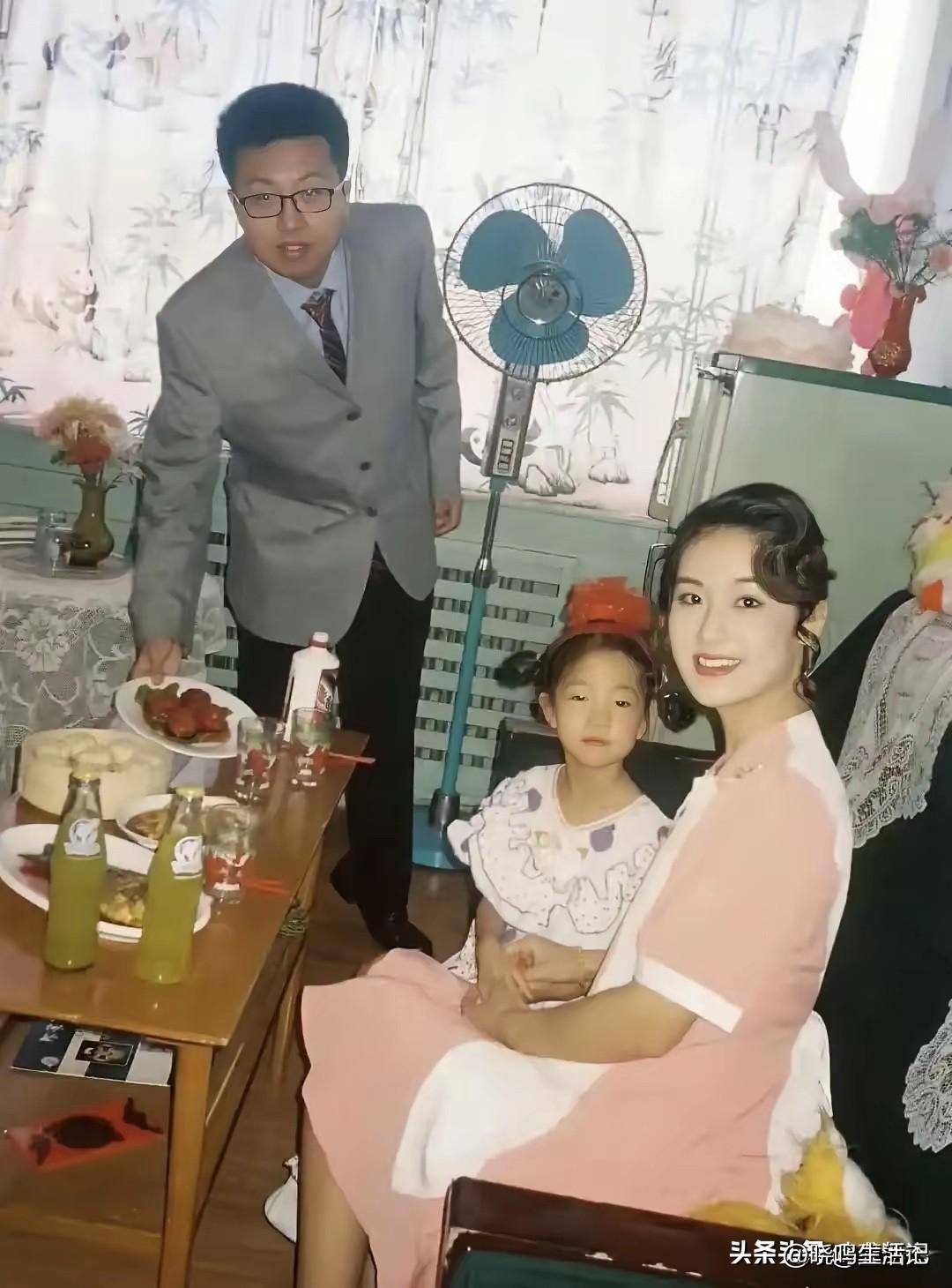 八九十年代，家里有台电视，在村里都是有钱人。