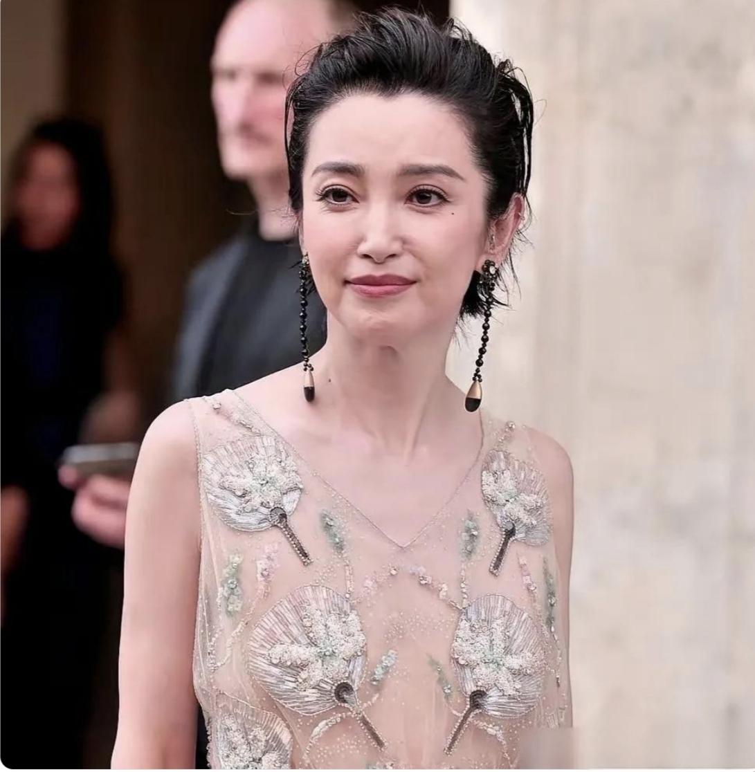 又一个女神老去。李冰冰老成了这个样子让人难以置信。