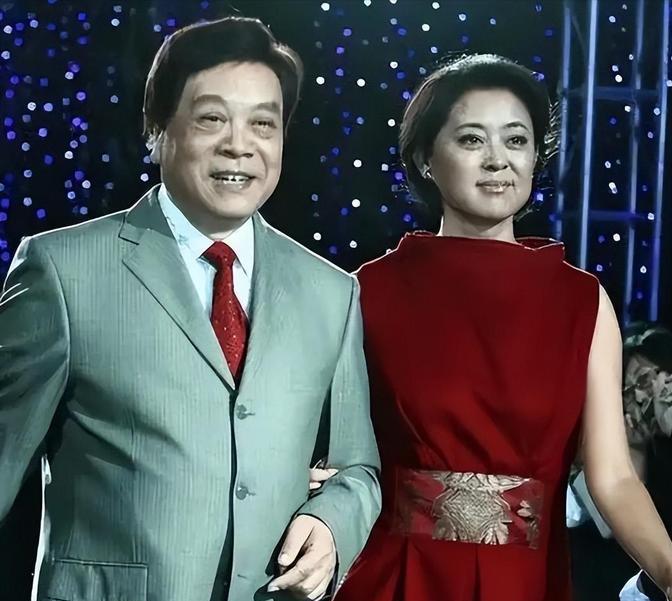 2020年，赵忠祥去世前，故意支开老婆孩子，将倪萍叫到跟前提出，妹子，哥有5亿遗