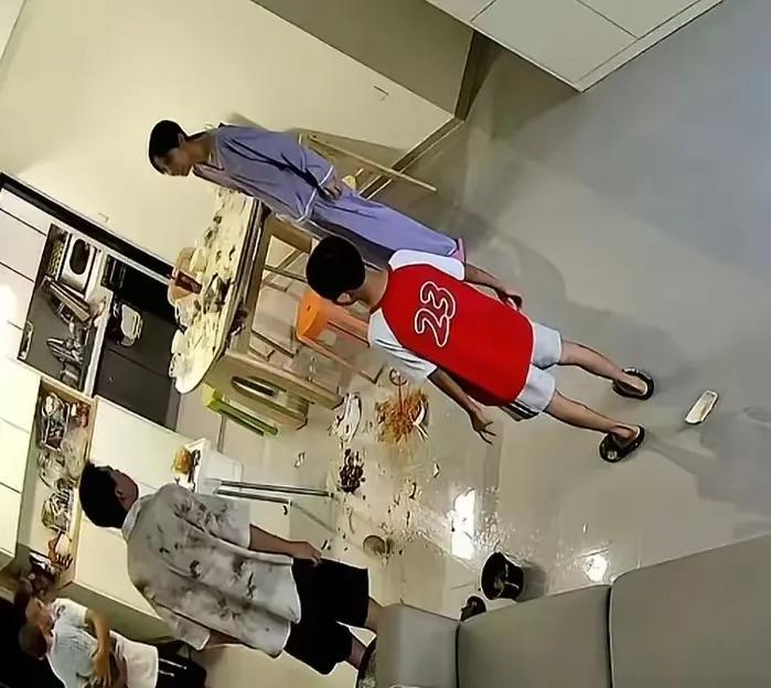“鸡蛋男”后续，在意料之中视频里的女生回到了娘家打算先找工作攒点钱，后面打算