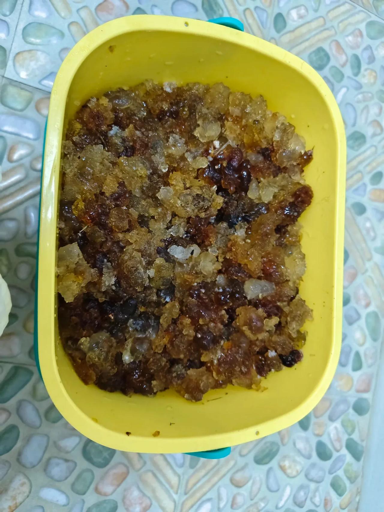 邻居给了一碗桃胶，说是花了几个小时捡的。这玩意怎么吃，看着好吓人。查了一下，桃
