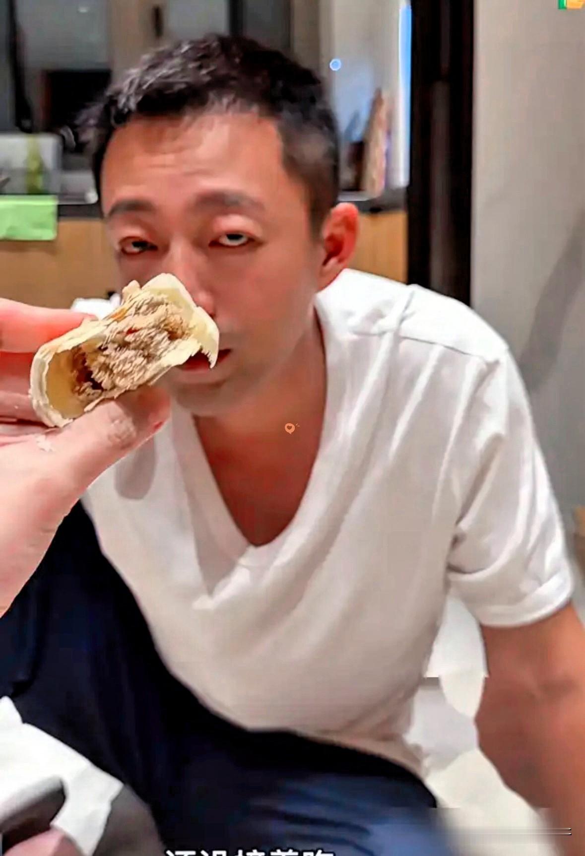 汪小菲眼睛肿成一条缝，马筱梅当众扒开他眼皮：别猜了，他就长这样汪小菲昨晚直播，一开镜头弹幕全在问：哥
