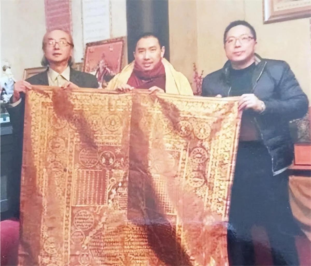 2005年，北京一场秋拍即将流拍散场。拍卖师有气无力地喊着一件“清代黄缎袈裟”的