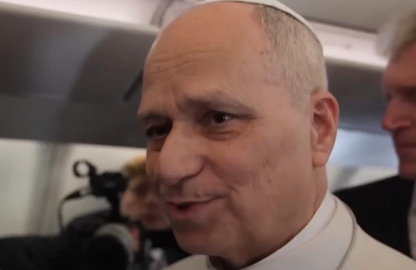 复活节当天，特朗普干了件震惊全球的事！公开炮轰首位美国出身的教皇利奥十四世，