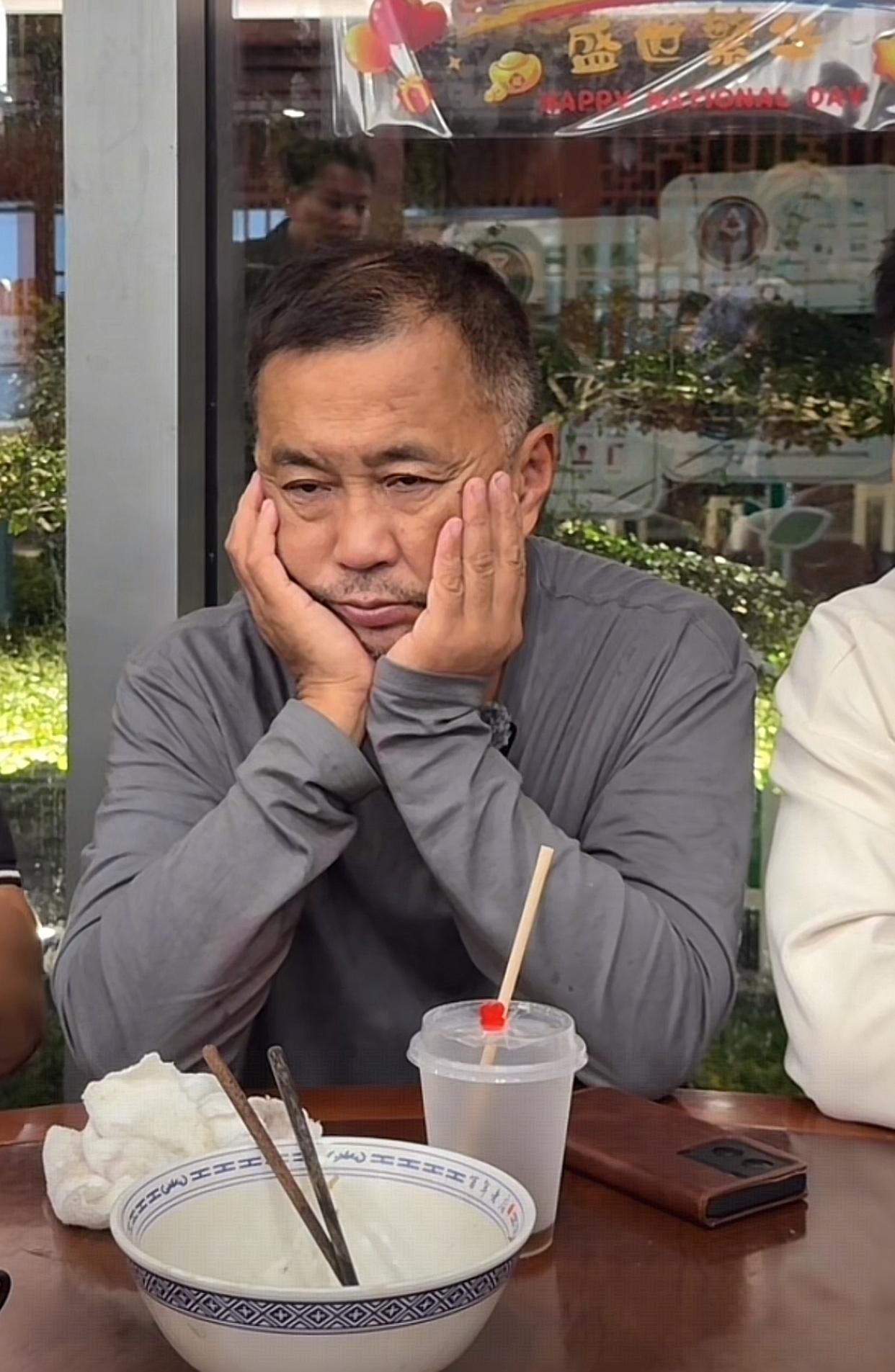 现在的晚餐时间，基本是沈巍分享流量的时间，让众主播直播他。此时的沈巍至少要吃