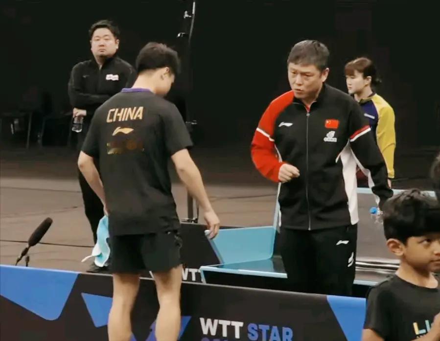 【临场绝境救场，激发神经刀战斗血性】刘志强以“经验型选手、精准指令”的组合，帮助