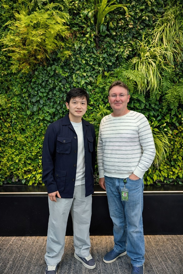 【樊振东晒与黄仁勋合照现场切磋球技还送签名球拍】据媒体报道，日前，中国乒乓球运