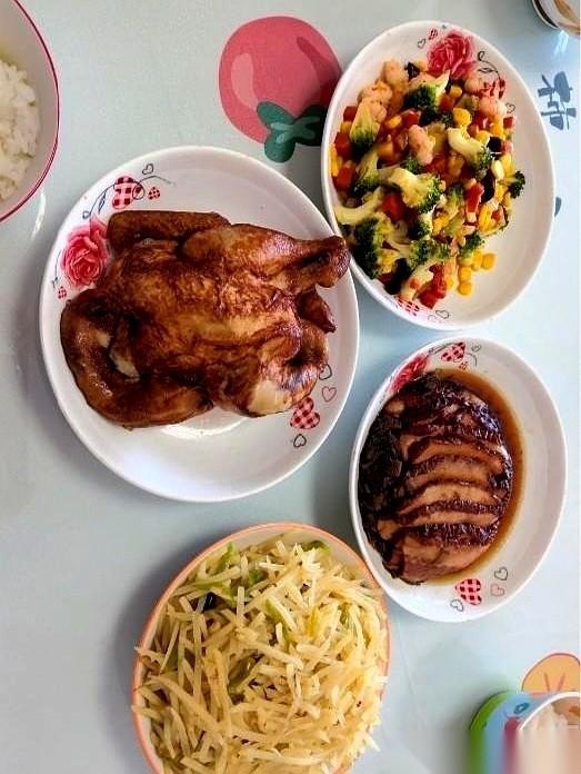 饭桌上，婆婆端着电饭锅站了起来。锅盖一揭，一股热气腾上来。她手里的饭勺，先稳稳