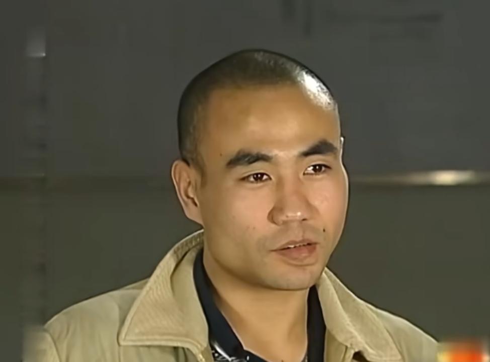 他其貌不扬，甚至有些潦倒，却精通女性心理学，只需短短几小时接触，对方就心甘情愿跟