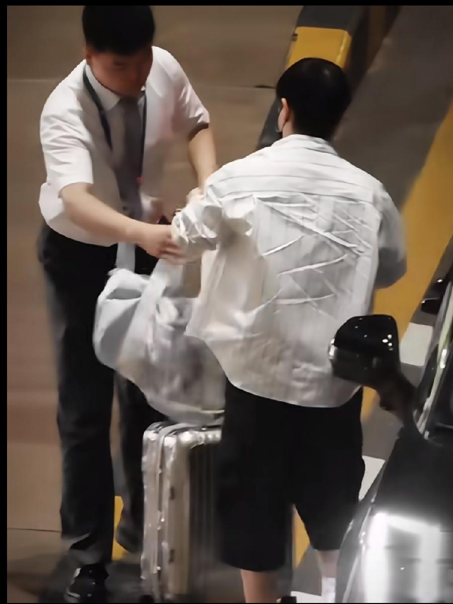 莎莎出发美国大满贯，满心欢喜刷到莎莎下车，自己推着行李箱、拎着随身小包慢慢