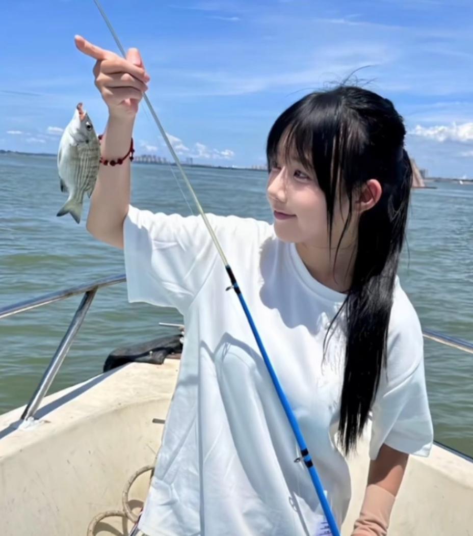 20岁主播巫依慧跳江离世，镜头前的阳光竟是抑郁症的伪装。刚看到这则讣告时，