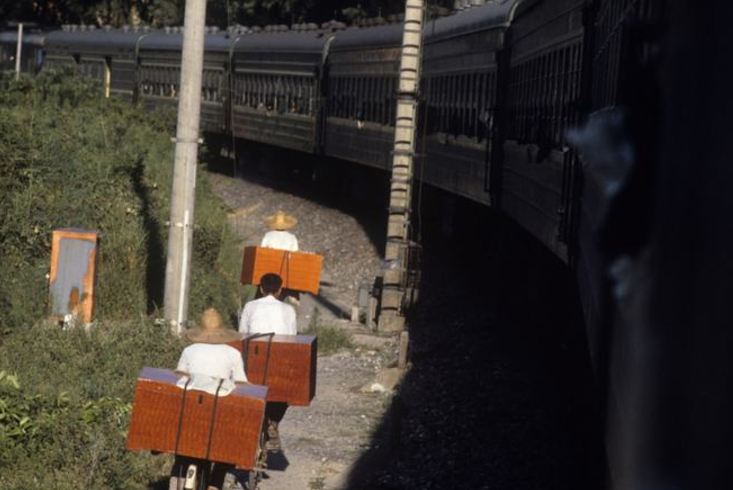 走，上班去！（1984年的老照片） 