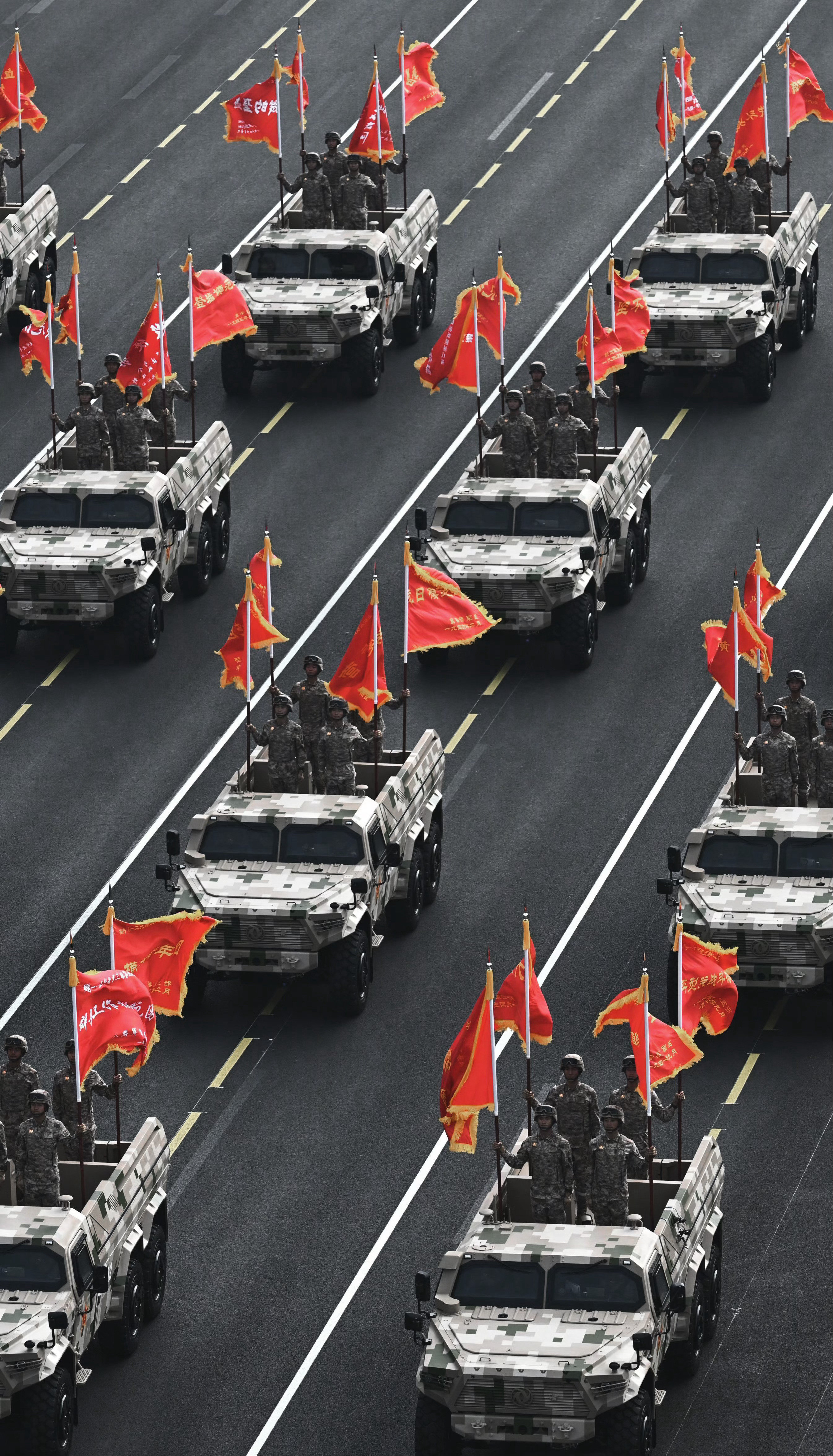 做了一组大家喜欢的“法新社暗黑风”阅兵图[滑稽笑]。图片拍摄出自新华社