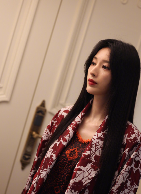 张俪本体跑出来了，林姨的冷艳气质还没缓过来，机场的张俪就用一段舞蹈打破了滤镜，展