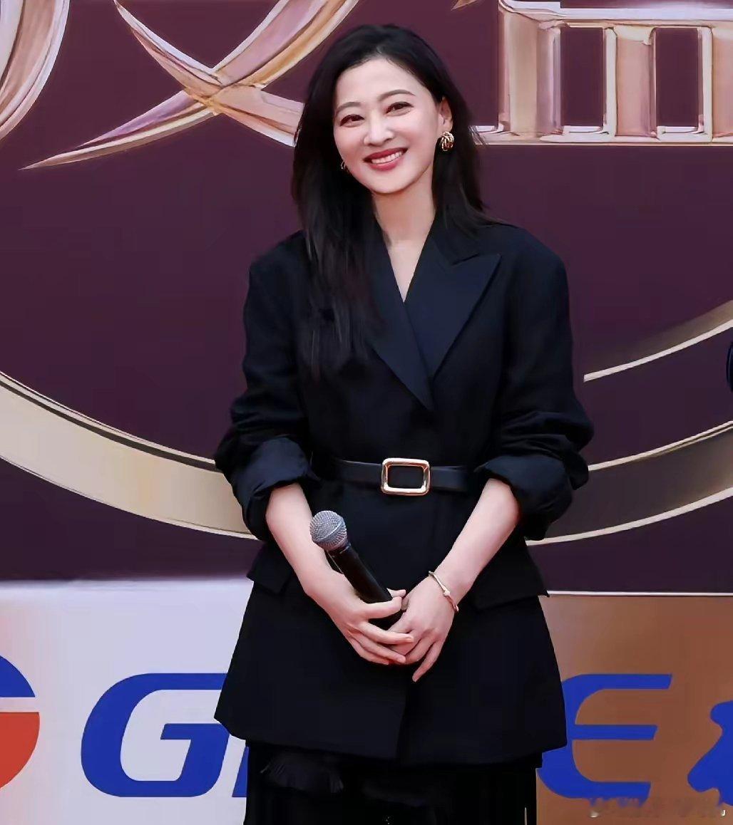 梅婷的面相变了这次电视剧年度盛典，让人最意外的是梅婷，明明已经50岁了，却有着3