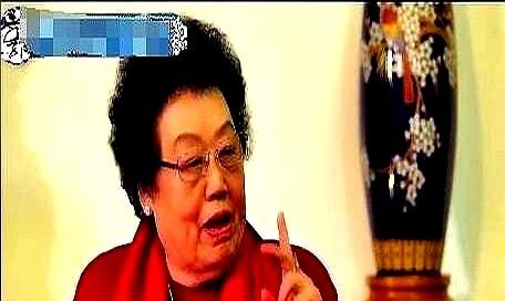 老郭问陈丽华在故宫过夜“瘆人吗？”她说半夜黑灯瞎火找吃的，竟撞见一只半人高的黄鼠