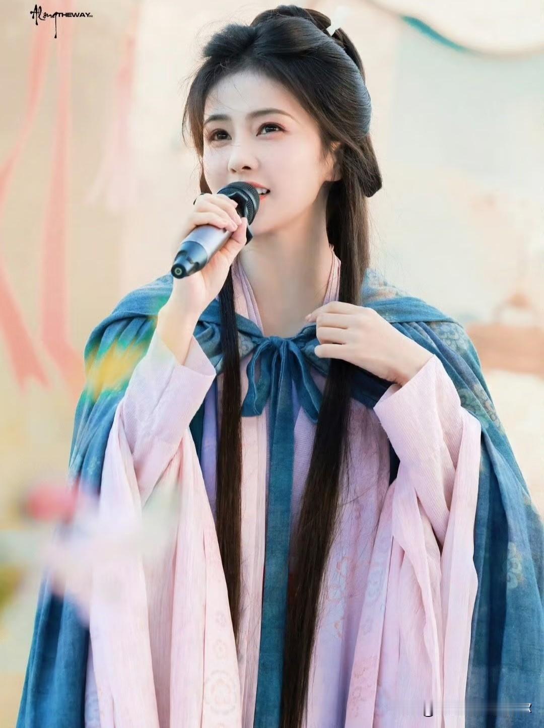 前段时间，剧组收工后聊起明星看病的事。一位演员助理提到白鹿，说她和普通人挤时间看