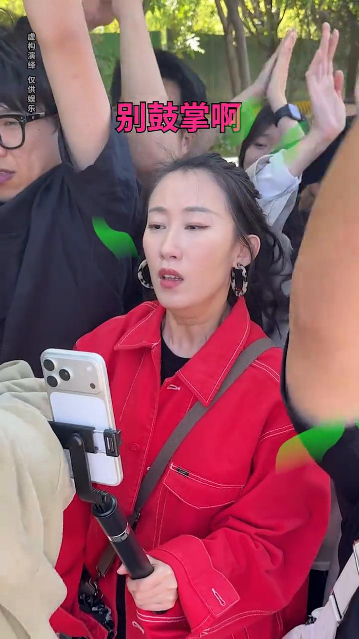 出去旅游的你。现在所有人往左看是景区第三大奇迹。大家再往右看，这里鸟语花香，有