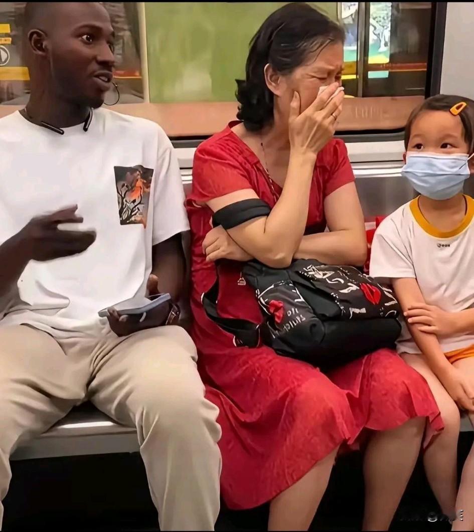 有这么严重吗？我孤陋寡闻了，听在西安上大学的外甥女说过，黑人有体味。但没想到连大