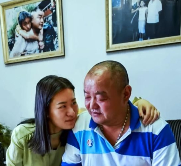 2008年，汶川地震，11岁的李佳芹被埋在废墟下十几个小时，她的父亲却不顾他人的