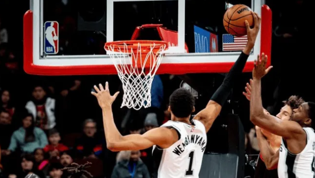 NBA常规赛，马刺客场121-117战胜公牛。全场比赛，马刺球员维克托-文班亚