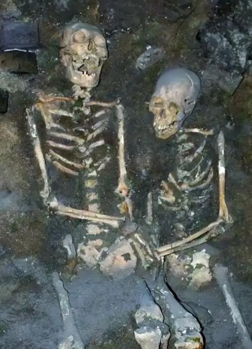 1997年，吉林汪清县的一建筑工地，挖掘机司机老王一铲下去，