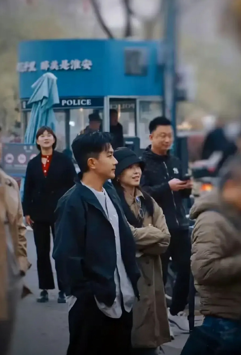 刘恺威被网友偶遇，状态确实让人惊艳！51岁的人了，皮肤紧致、头发乌黑浓密，走路
