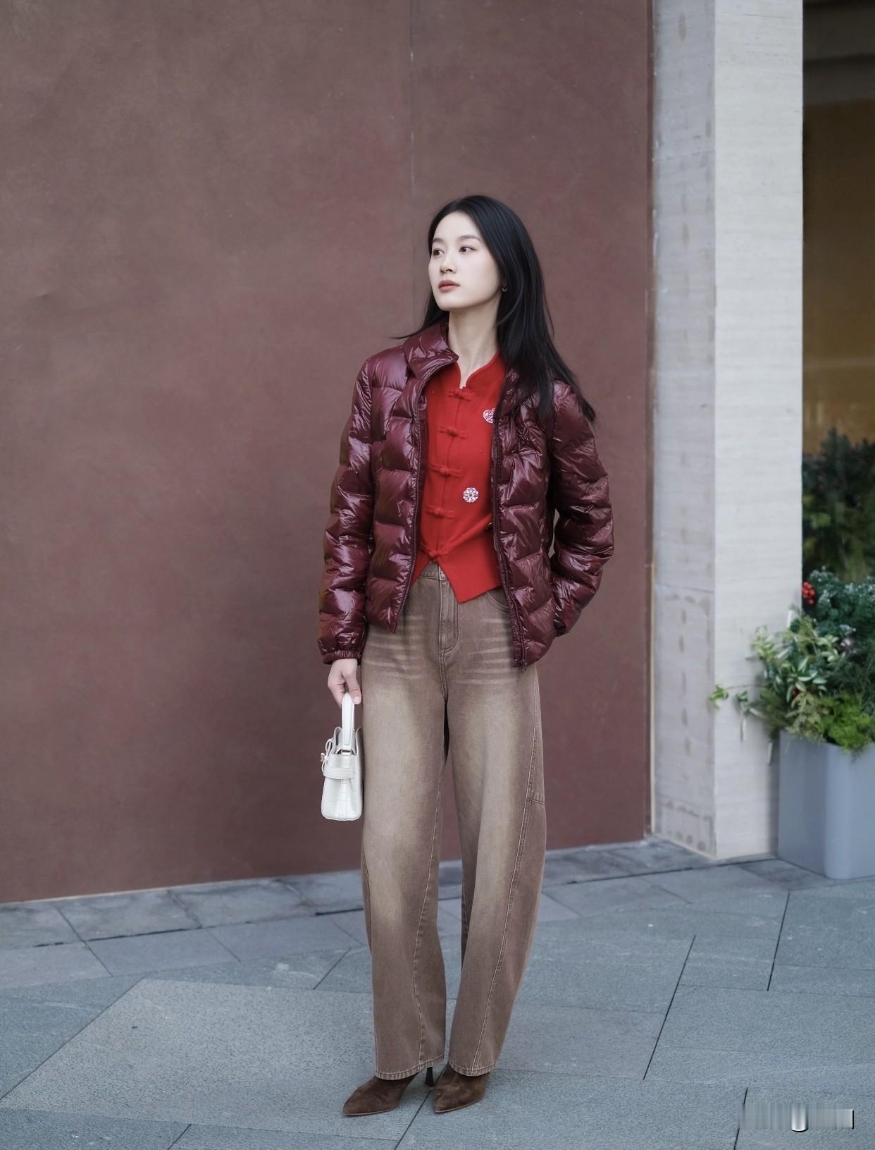 气质穿搭怎么穿才恰到好处?酒红色短款羽绒服搭棕色牛仔裤就是个恰到好处的搭配。短
