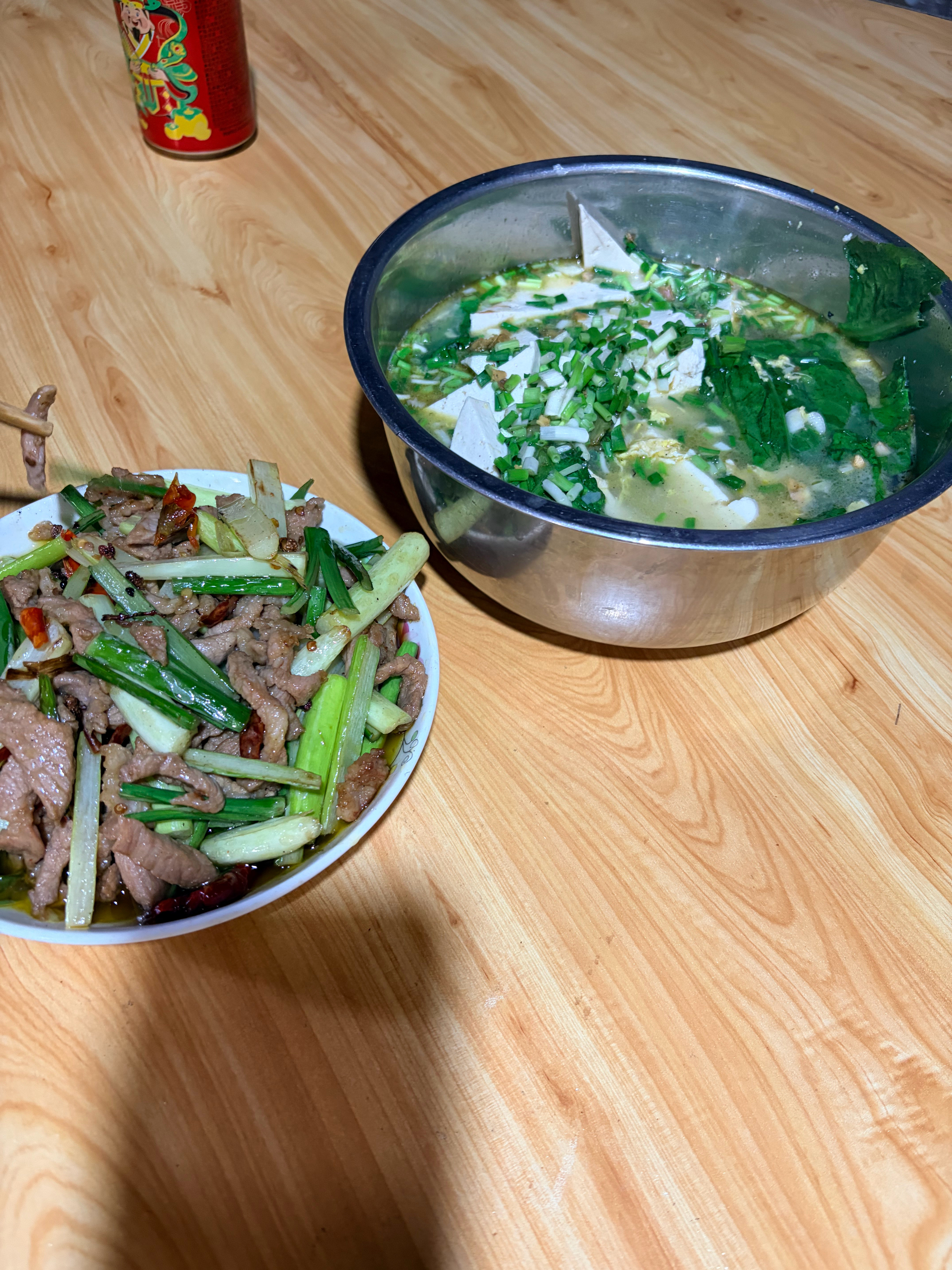 昨天大鱼大肉，今天这个算健康了吧，当然左边油有点多，但油少了不好吃啊。