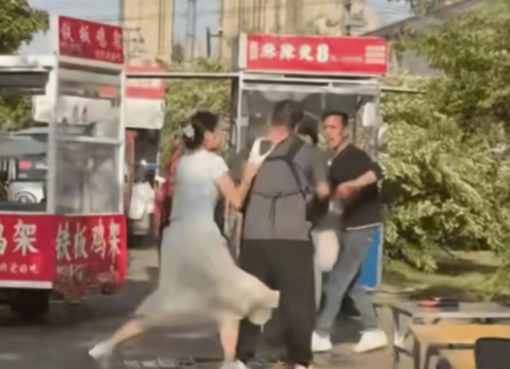 脱内裤的女人也是火了！夜市小吃摊起争执，女子当众脱内裤，套在对方头上！5月