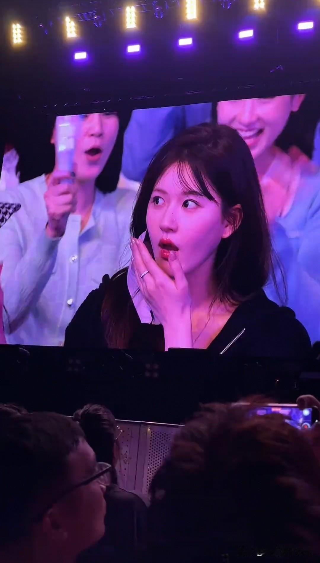 赵露思看林俊杰演唱会美成这样[捂脸哭][捂脸哭][捂脸哭]这不是妍衣坊老板吗，她公司事