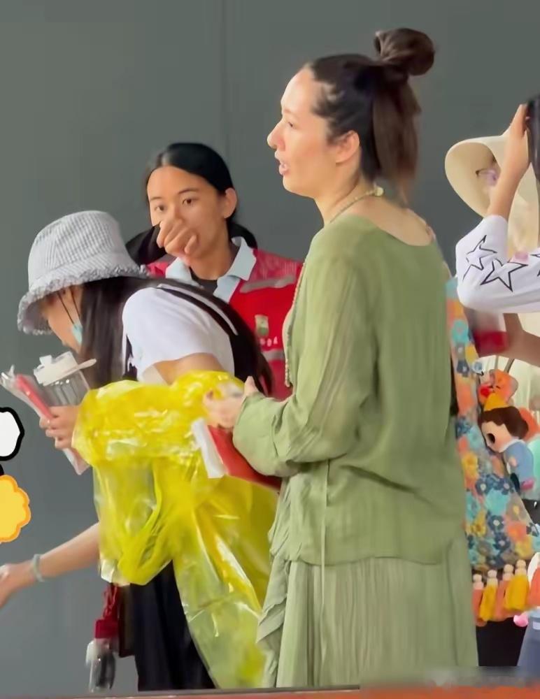 郭碧婷嫁入豪门后，怎么活成了普通中年妇女的样子？西双版纳被偶遇，44岁的她纯素颜
